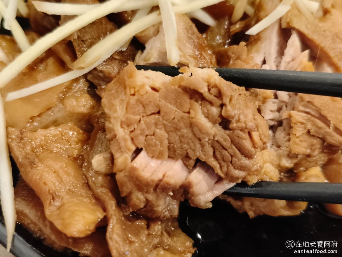 康庄傳統滷肉飯 康庄傳統滷肉飯菜單 康庄傳統滷肉飯推薦 中山區美食 中山美食 台灣小吃 滷肉飯 但蹄膀肉本身非常硬，幾乎咬不動，完全不是那種入口即化的感覺，最後大半都沒有吃完，這蠻可惜的。 @在地老饕阿府