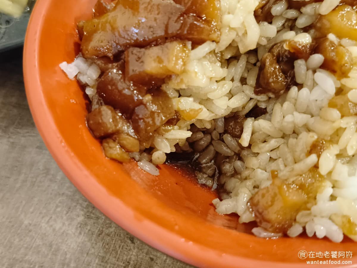 康庄傳統滷肉飯 康庄傳統滷肉飯菜單 康庄傳統滷肉飯推薦 中山區美食 中山美食 台灣小吃 滷肉飯 跟一般南部肉燥飯相比，這裡肥肉比例沒那麼誇張，肉燥裡帶皮的比例高，每一口都能吃到Q彈的膠質，口感比純肥肉更有嚼勁，偏愛吃豬皮的人一定會很喜歡。 @在地老饕阿府