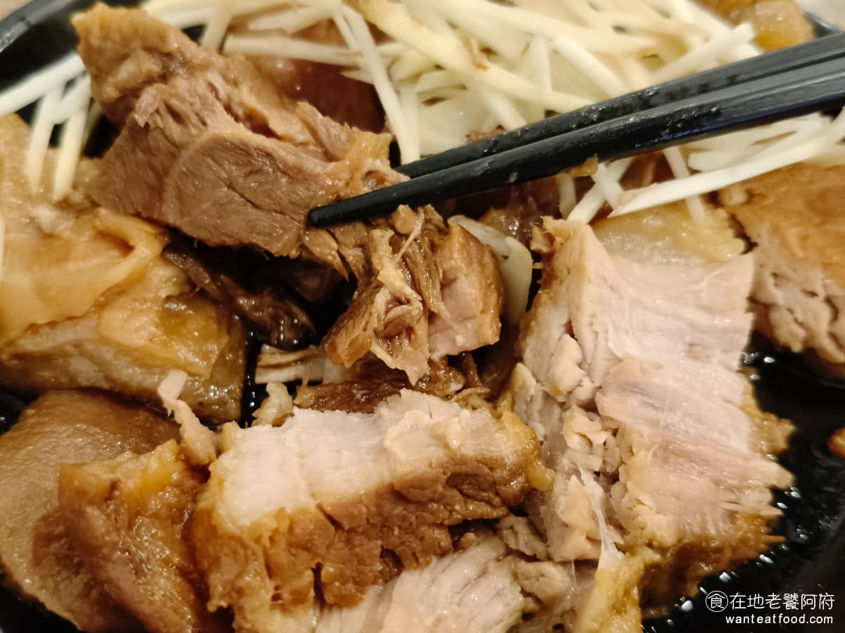 康庄傳統滷肉飯 康庄傳統滷肉飯菜單 康庄傳統滷肉飯推薦 中山區美食 中山美食 台灣小吃 滷肉飯 雖然有幾塊肉帶筋的，會軟一點，但整體來說，瘦肉的部分還是太高了。豬皮的部分，則是肥肉太多，吃起來有一點油耗味。整體來說，完全太推薦。 @在地老饕阿府