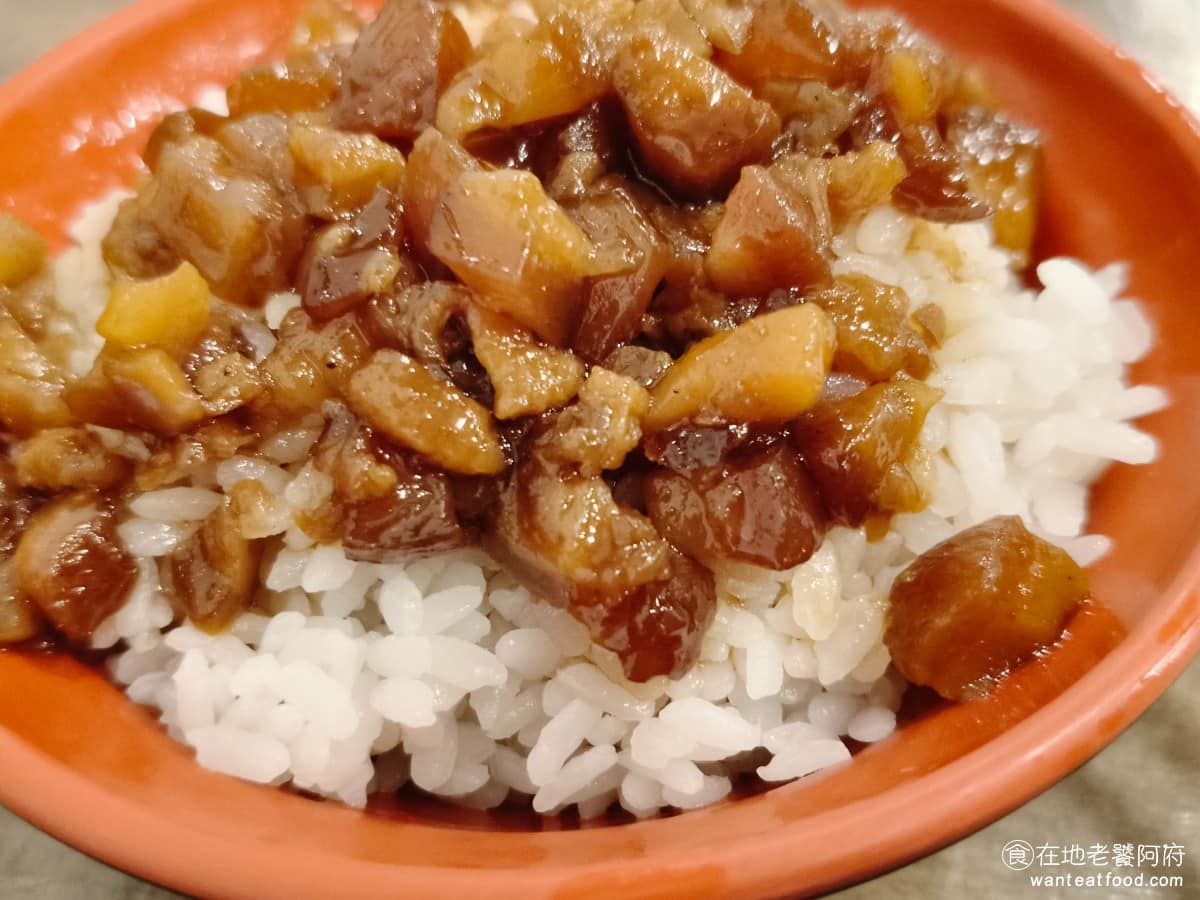 康庄傳統滷肉飯 康庄傳統滷肉飯菜單 康庄傳統滷肉飯推薦 中山區美食 中山美食 台灣小吃 滷肉飯 這次親自吃了一口之後，確實覺得網友推薦的沒錯，口味走南部風格，偏甜鹹，鹹度也夠，底部滷汁也夠甜，吃起來也不油膩，米飯的硬度也剛好，是值得回訪再來吃的滷肉飯。 @在地老饕阿府