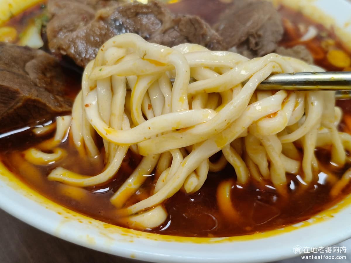 小陳牛肉麵 小陳牛肉麵菜單 小陳牛肉麵推薦 信義區美食 信義美食 永春美食 湯頭的辣度根本是中辣以上,不是那種普遍的小辣,不吃辣的人可能會喝不下去,但也正是這個辣度,吸引了老顧客回頭。麵條使用白色寬麵,份量很多,一個人吃完會非常飽足。 @在地老饕阿府