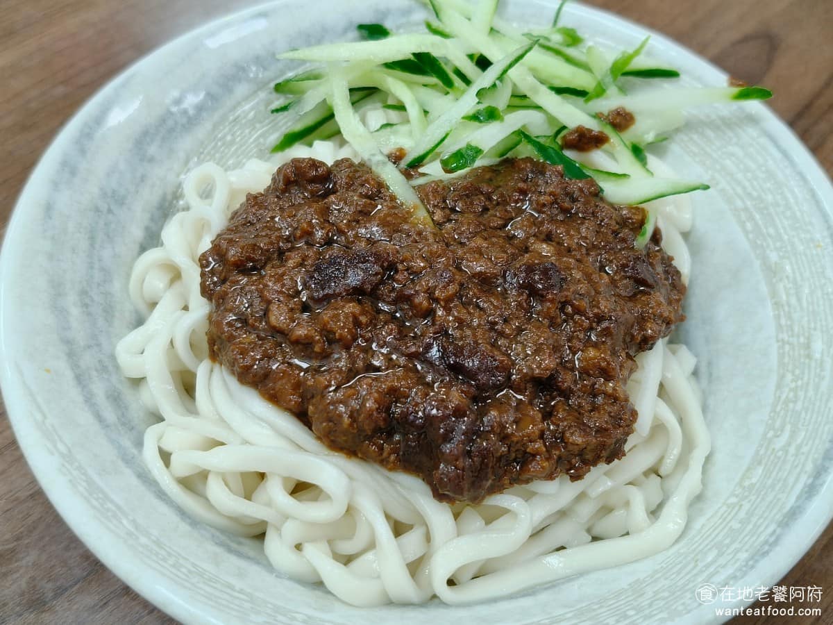 小陳牛肉麵 小陳牛肉麵菜單 小陳牛肉麵推薦 信義區美食 信義美食 永春美食 炸醬麵 一碗是70元,點小碗的其實份量也不小。色澤深視覺上看起來很深,但實際吃起來鹹度其實剛好,加點辣香氣更明顯。 @在地老饕阿府