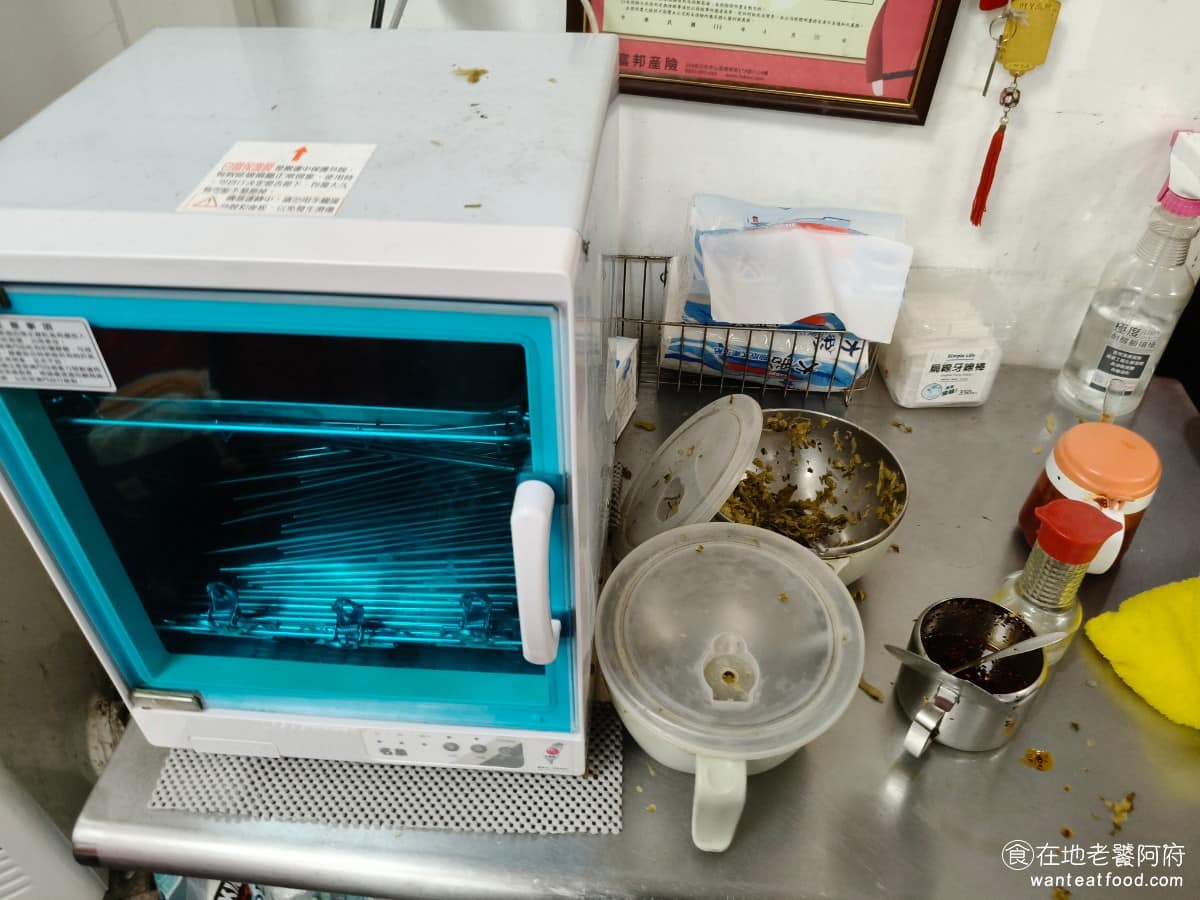 小陳牛肉麵 小陳牛肉麵菜單 小陳牛肉麵推薦 信義區美食 信義美食 永春美食 餐具是自取的,桌上還有免費的酸菜,可以無限加,旁邊還有提供辣椒醬。 @在地老饕阿府