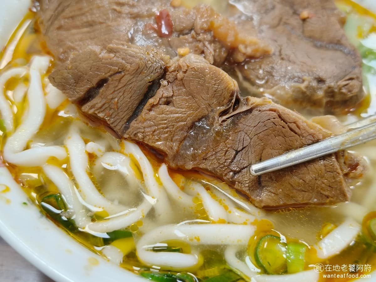 小陳牛肉麵 小陳牛肉麵菜單 小陳牛肉麵推薦 信義區美食 信義美食 永春美食 雖然說份量很多,但一碗的價格還是在 200 元左右,屬於 200 元等級的牛肉麵,不算超便宜,但實際吃起來,給人的精緻感算是比較低。 @在地老饕阿府