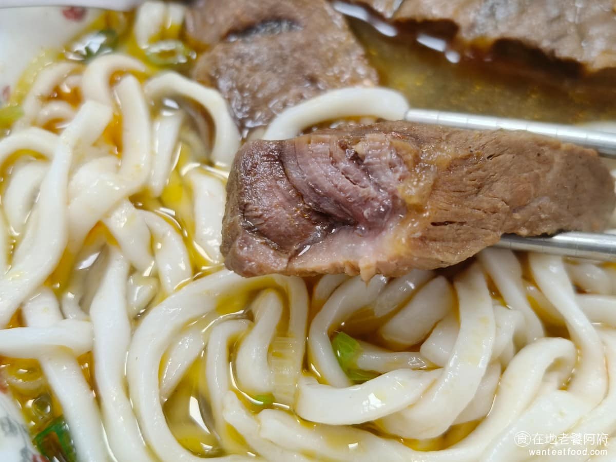 小陳牛肉麵 小陳牛肉麵菜單 小陳牛肉麵推薦 信義區美食 信義美食 永春美食 聽到有些網友說,覺得牛肉偏硬,但個人覺得不會,不是硬的問題,肉質本身是軟的,主要還是切得太厚,想要大口咬下,就會比較辛苦。 @在地老饕阿府