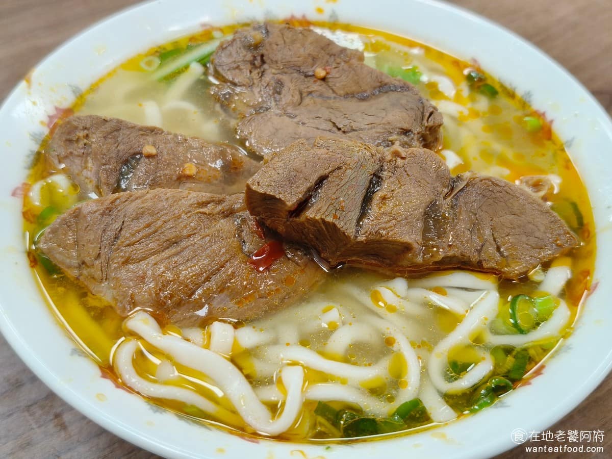 小陳牛肉麵 小陳牛肉麵菜單 小陳牛肉麵推薦 信義區美食 信義美食 永春美食 清湯牛肉麵小 不吃辣的人推薦點這碗,湯頭走清爽路線,但實際上還是帶一點點微辣,原因是他們直接把紅燒的牛肉,直接撈進清湯裡,所以湯面會浮上少量辣油。 @在地老饕阿府
