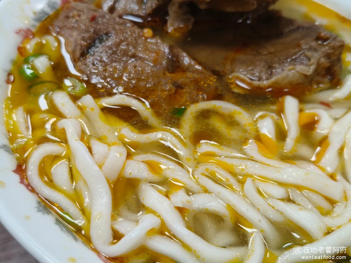 小陳牛肉麵 小陳牛肉麵菜單 小陳牛肉麵推薦 信義區美食 信義美食 永春美食 牛肉和麵的份量,也是給得很紮實。至於清湯本身,沒有特別突出的味道,吃了比較無感,清湯版比較像是不吃辣時的備案選項,多數客人來這裡,還是來吃紅燒湯頭為主。 @在地老饕阿府