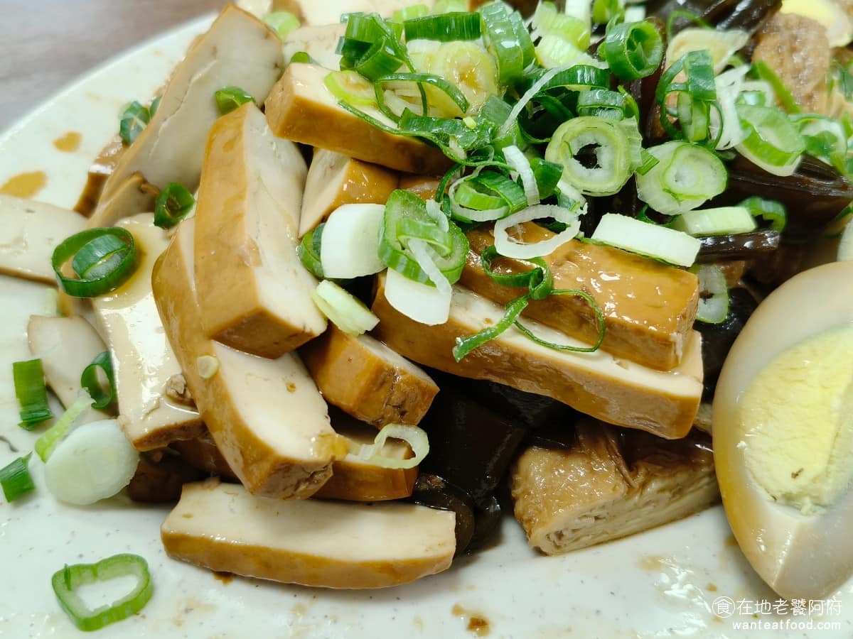 小陳牛肉麵 小陳牛肉麵菜單 小陳牛肉麵推薦 信義區美食 信義美食 永春美食 豆干口感也很軟嫩,味道不錯,只不過豬頭皮的部分,一定要提前來,因為它是最容易提前賣完的小菜。 @在地老饕阿府