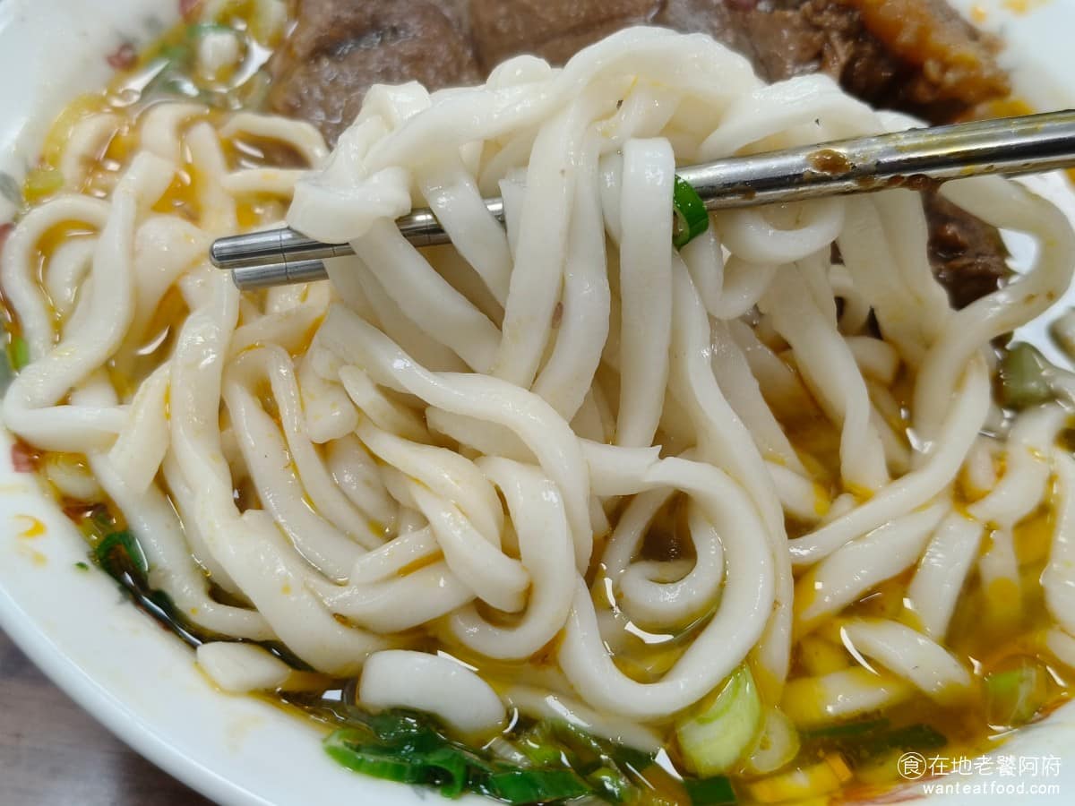 小陳牛肉麵 小陳牛肉麵菜單 小陳牛肉麵推薦 信義區美食 信義美食 永春美食 記得以前是使用手工粗麵條,口感更有嚼勁,現在換成一般家常麵體,雖然口感不同,但吃起來一樣很順口。 @在地老饕阿府