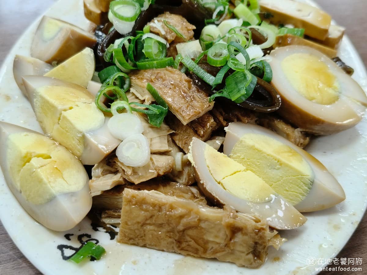 小陳牛肉麵 小陳牛肉麵菜單 小陳牛肉麵推薦 信義區美食 信義美食 永春美食 每一道小菜,吃起來都溫溫的,不會冷冰冰的,口感上也都很不錯,搭配著鹹醬油吃起來,甜甜鹹鹹的,非常順口。 @在地老饕阿府