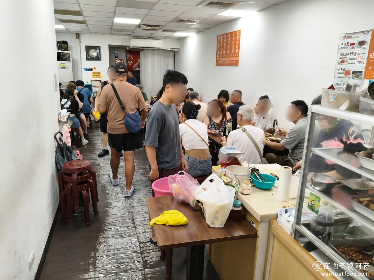 小陳牛肉麵 小陳牛肉麵菜單 小陳牛肉麵推薦 信義區美食 信義美食 永春美食 《小陳牛肉麵》起初是街邊小店的形式,幾張大圓桌,客人自然併桌而坐,早期廚房設在外面,夏天煮麵熱到難受,老闆有時得靠不定期休息,調整體力,現在夏天也可以正常營業。店家目前由家族共同經營,老闆娘負責小菜,兒子主理煮麵,老闆在旁監督,是典型的家庭式老店。 @在地老饕阿府