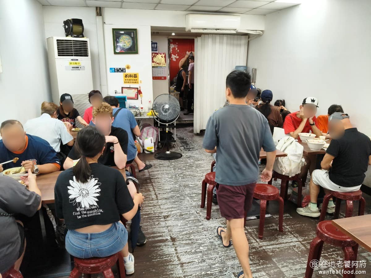 小陳牛肉麵 小陳牛肉麵菜單 小陳牛肉麵推薦 信義區美食 信義美食 永春美食 座位數量算多,所以翻桌率還算快,排隊也不會排太久。午餐時段人潮最旺,內用和外帶都要排隊,排隊前記得先問清楚分哪條隊,以免站錯。上菜速度還可以,不會等很久。 @在地老饕阿府