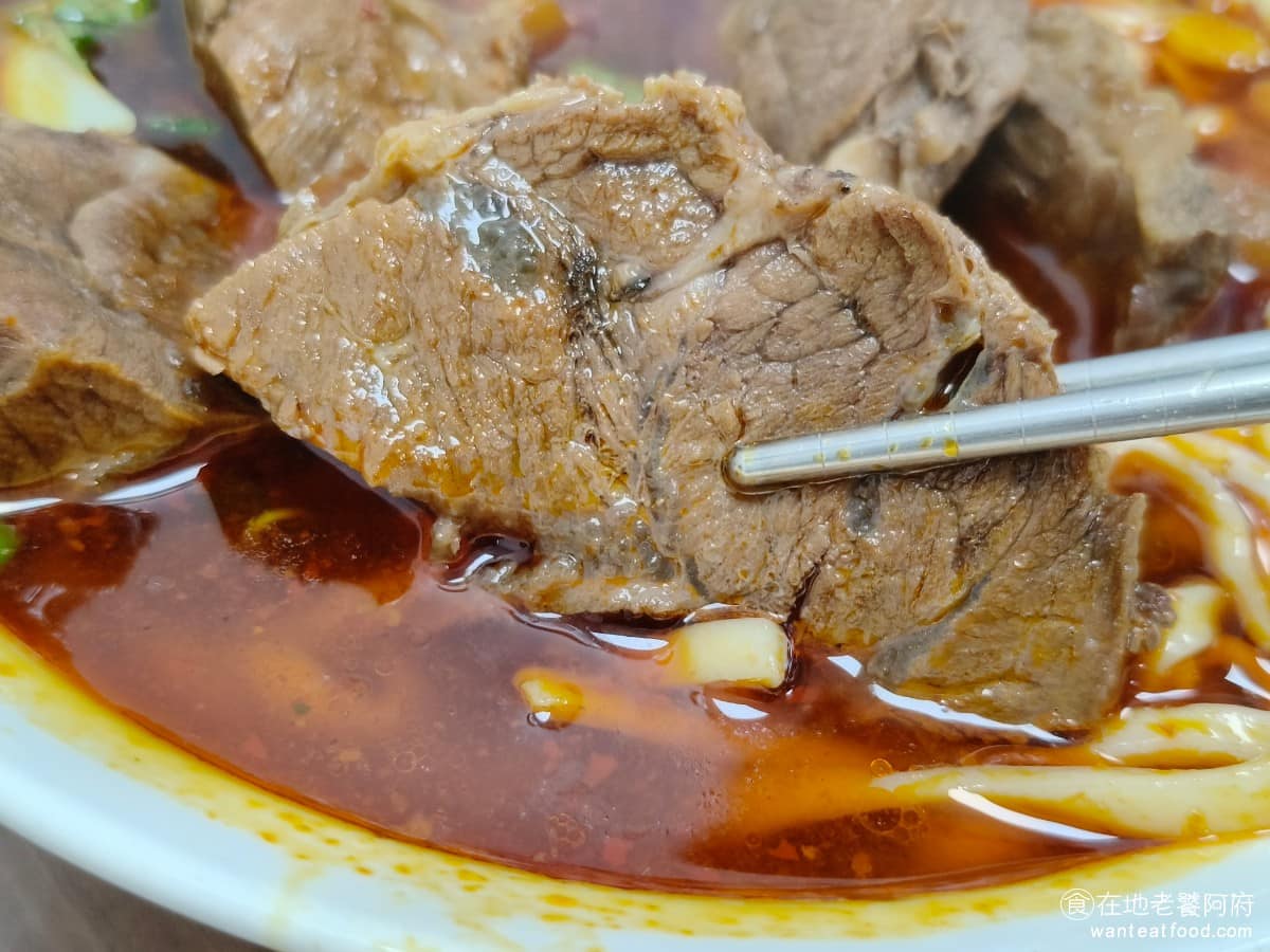 小陳牛肉麵 小陳牛肉麵菜單 小陳牛肉麵推薦 信義區美食 信義美食 永春美食 牛肉切得非常厚,給的量也很多,CP 值超高。牛肉本身是煮得很軟的,不會硬,但因為切得太厚,吃起來沒有那麼順口,需要咀嚼幾下才吞得下去。 @在地老饕阿府