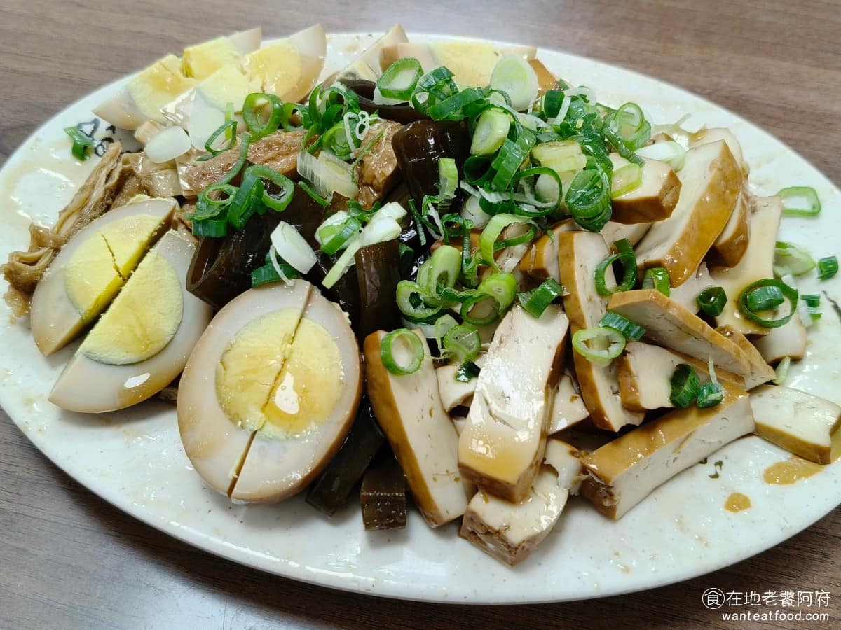 小陳牛肉麵 小陳牛肉麵菜單 小陳牛肉麵推薦 信義區美食 信義美食 永春美食 切小菜 種類不算多,但味道整體都還不錯,豆皮、滷蛋、豬頭皮這幾樣,海帶帶有微微的甜度,鹹味也夠吃起來入味,配麵一起吃很清爽。 @在地老饕阿府