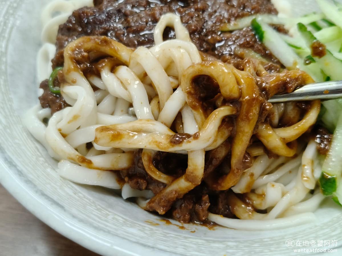 小陳牛肉麵 小陳牛肉麵菜單 小陳牛肉麵推薦 信義區美食 信義美食 永春美食 炸醬本身的鹹度非常夠,但因為炸醬本身比較乾,所以攪拌起來會比較困難,味道上豆瓣的香氣不太夠,除了鹹味,沒什麼特別的味道,因此相較於牛肉麵,炸醬麵還是普通了許多。 @在地老饕阿府