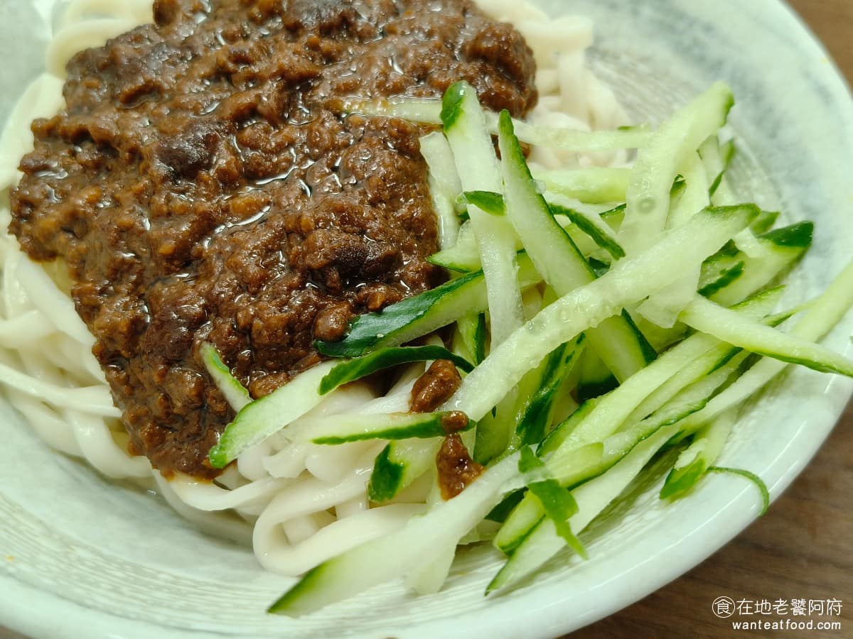 小陳牛肉麵 小陳牛肉麵菜單 小陳牛肉麵推薦 信義區美食 信義美食 永春美食 旁邊搭配小黃瓜,口感很脆吃起來很清爽,麵條個人是覺得有一點偏硬,建議想吃軟一點的人,可以提前跟店家說,把麵煮軟一點。 @在地老饕阿府