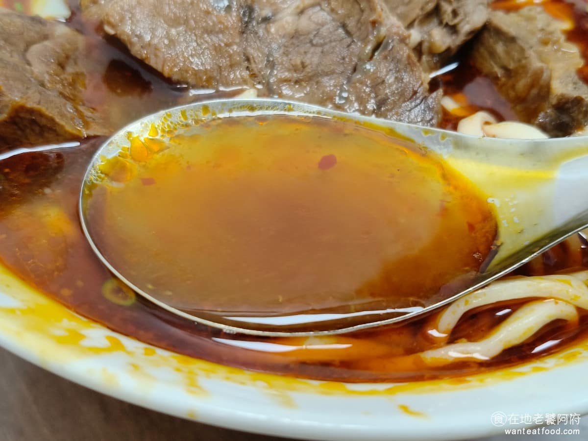 小陳牛肉麵 小陳牛肉麵菜單 小陳牛肉麵推薦 信義區美食 信義美食 永春美食 湯頭整體風味比較單一,辣味佔主導,其他層次相對薄弱,喝起來豆瓣味偏淡,如果你期待的是濃郁、有深度的紅燒底,可能會有落差。 @在地老饕阿府