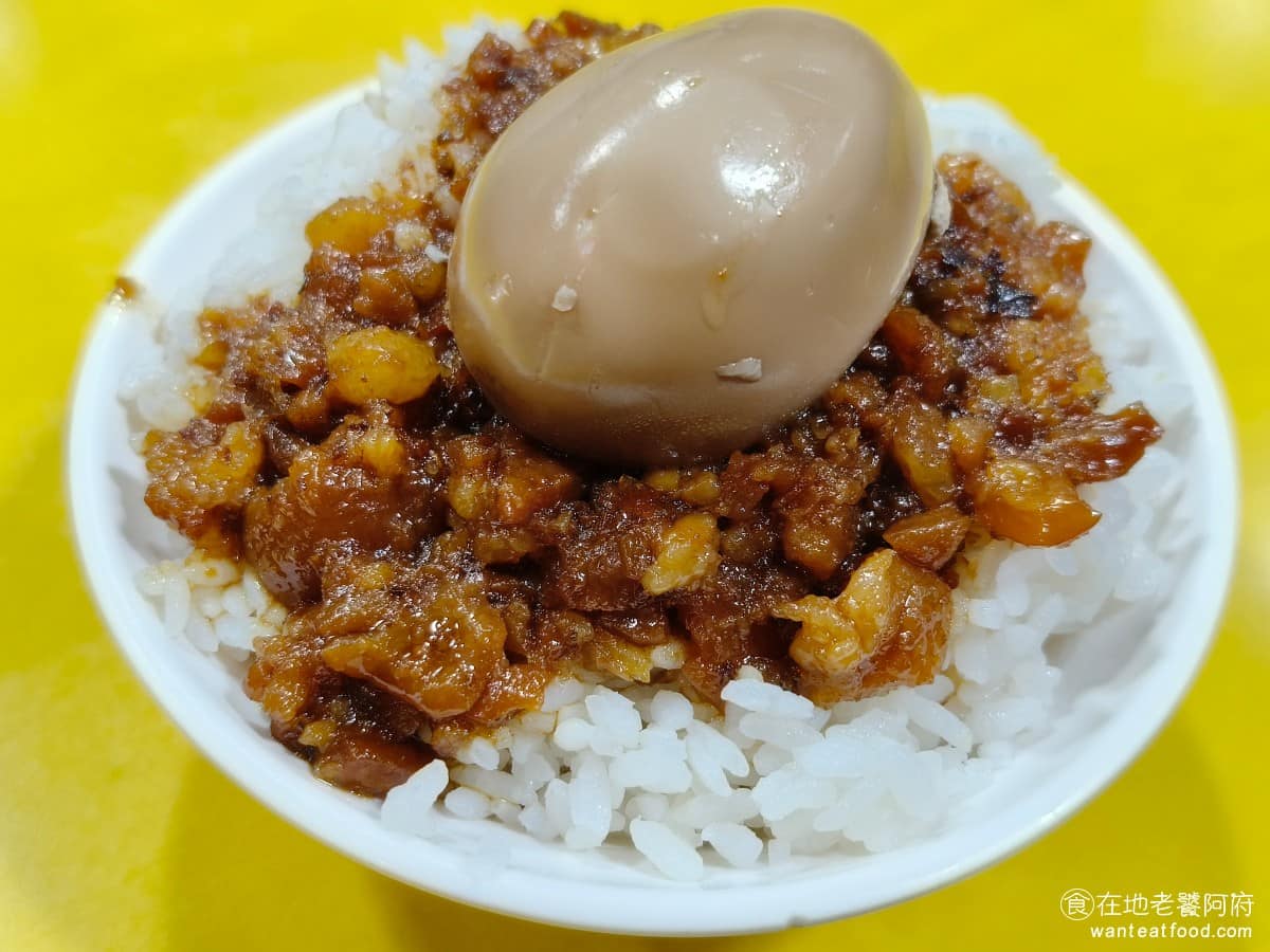 大陳記古早味麵店 大陳記古早味麵店菜單 大陳記古早味麵店推薦 內湖區美食 內湖美食 港墘美食 魯肉飯 肥肉和瘦肉比例均勻，不是那種全碎肉的做法，口味偏鹹、甜味不重，是標準北部魯肉飯的路線，滷汁帶有淡淡的香氣。 @在地老饕阿府