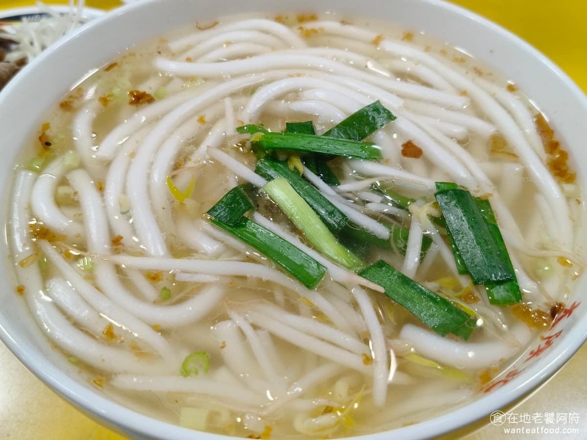 大陳記古早味麵店 大陳記古早味麵店菜單 大陳記古早味麵店推薦 內湖區美食 內湖美食 港墘美食 米苔目 口感比一般米苔目紮實一些，不是那種一咬就斷的軟爛做法，有嚼勁，所以要咬久一點，湯頭加了油蔥酥，帶有香氣，有微微的酸味，但調味整體偏淡。 @在地老饕阿府