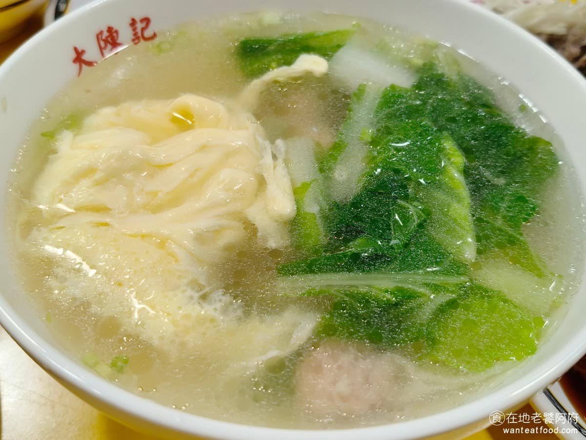 大陳記古早味麵店 大陳記古早味麵店菜單 大陳記古早味麵店推薦 內湖區美食 內湖美食 港墘美食 餛飩湯加蛋花 餛飩皮滑順，內餡調味夠，湯頭帶淡淡油蔥香，喝起來清爽不膩，許多老客人知道，可以另外加蛋花，一碗湯就更豐盛，算是《大陳記古早味麵店》的隱藏點法。 @在地老饕阿府