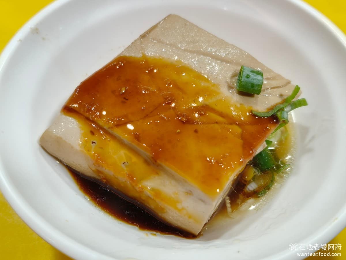 大陳記古早味麵店 大陳記古早味麵店菜單 大陳記古早味麵店推薦 內湖區美食 內湖美食 港墘美食 魯豆腐 豆腐本身新鮮，帶有豆香味，上面淋了醬油膏，吃起來夠味，比起炸豆腐，這種做法更能吃到豆腐本身的口感，是很多老客人會點的一道。 @在地老饕阿府