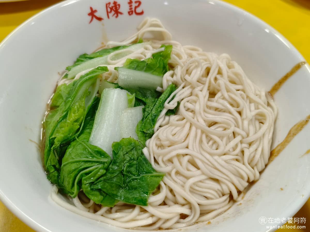 大陳記古早味麵店 大陳記古早味麵店菜單 大陳記古早味麵店推薦 內湖區美食 內湖美食 港墘美食 麻醬麵 麻醬味道很濃，質地偏黏，屬於口味較重的做法，味道很不錯，但上桌時要立刻拌開，拖越久麵條吸水之後，就會拌不動了，完全結成一坨。 @在地老饕阿府