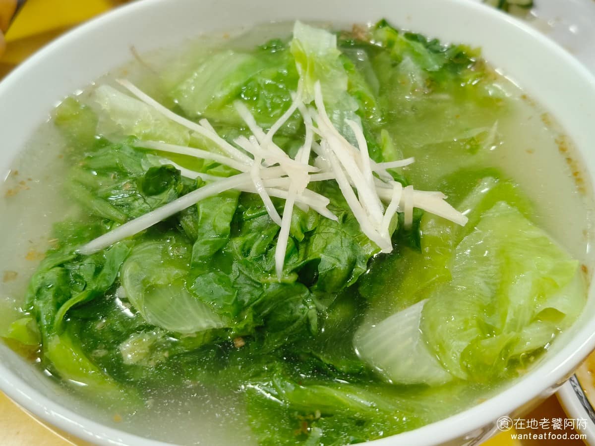 大陳記古早味麵店 大陳記古早味麵店菜單 大陳記古早味麵店推薦 內湖區美食 內湖美食 港墘美食 青菜湯 全部湯品裡，最清爽的一款，裡面的青菜份量很多，幾乎等於直接點一份燙青菜的量。如果本來就有打算點青菜，直接點這碗湯，就可以省下點燙青菜。 @在地老饕阿府