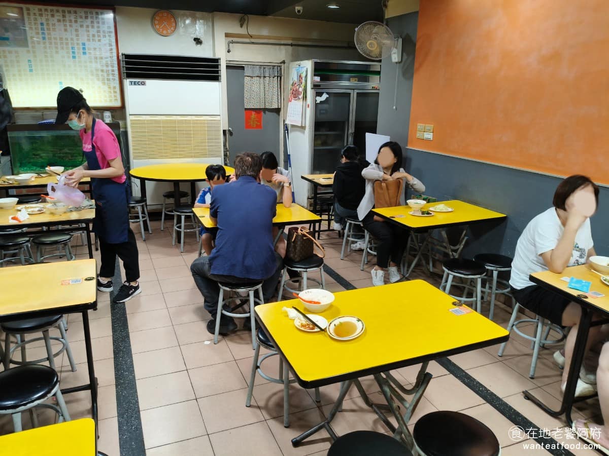 大陳記古早味麵店 大陳記古早味麵店菜單 大陳記古早味麵店推薦 內湖區美食 內湖美食 港墘美食 店內空間屬於標準小吃店格局，桌距不算寬，用餐時間幾乎都是客滿狀態，常需要跟別人併桌。有冷氣，夏天吃起來不難受，整體清潔程度算是一般小吃店水準。 @在地老饕阿府