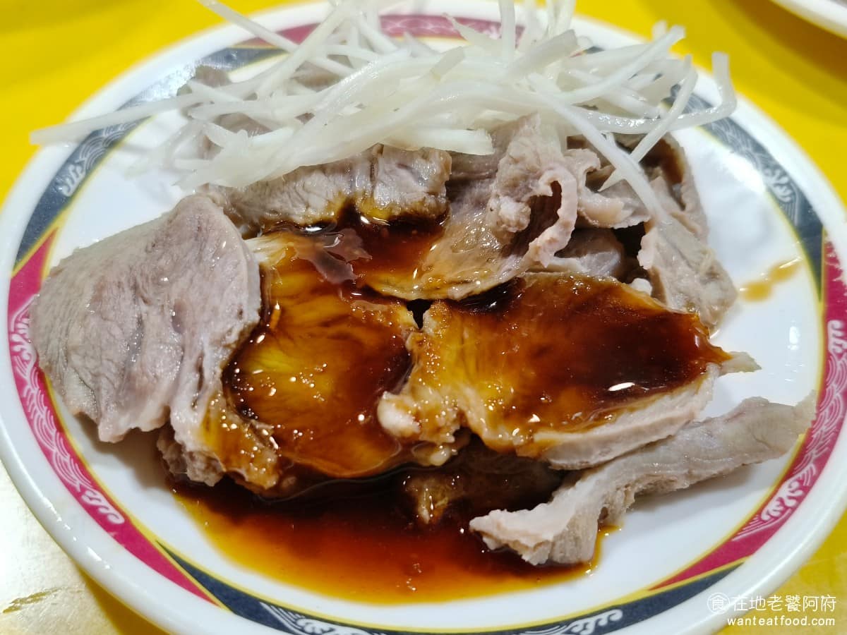大陳記古早味麵店 大陳記古早味麵店菜單 大陳記古早味麵店推薦 內湖區美食 內湖美食 港墘美食 舌邊肉 肉切得不厚，質地軟嫩，這種部位最怕兩件事，肉太硬咬不動或是有腥味，而這裡兩個問題都沒有。 @在地老饕阿府