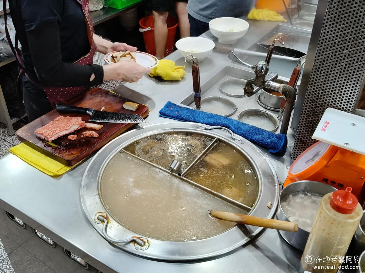 大陳記古早味麵店 大陳記古早味麵店菜單 大陳記古早味麵店推薦 內湖區美食 內湖美食 港墘美食 小菜和炸物種類繁多，炸三鮮花枝、蚵仔、蝦仁、紅燒肉、炸豆腐、滷豆腐、肝連肉、舌邊肉都有。招牌的紅燒肉更是必點。 @在地老饕阿府