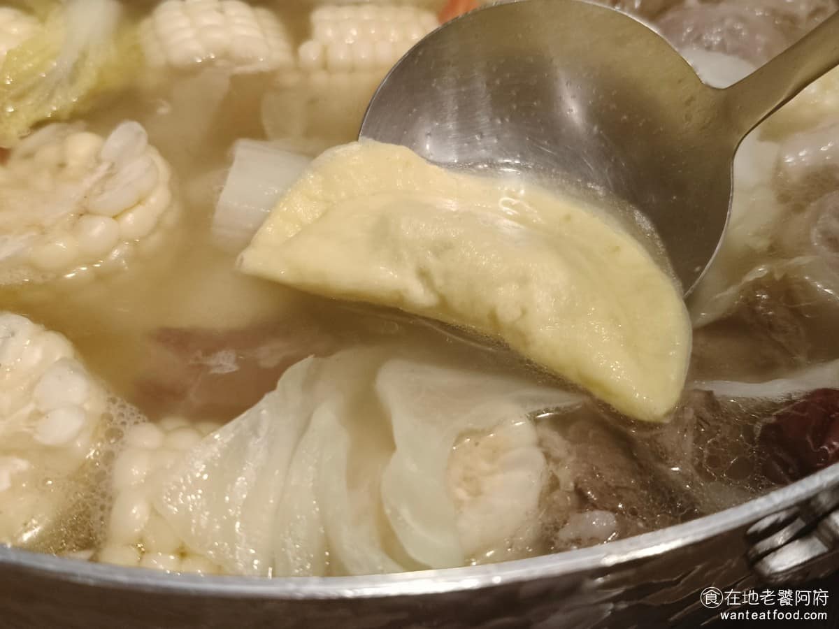 宣牛溫體牛肉火鍋光復店 宣牛溫體牛肉火鍋光復店菜單 宣牛溫體牛肉火鍋光復店推薦 大安區美食 湯頭帶有淡淡的牛骨香氣，剛開始煮味道會比較淡，但到後期就會開始變得濃郁。 @在地老饕阿府