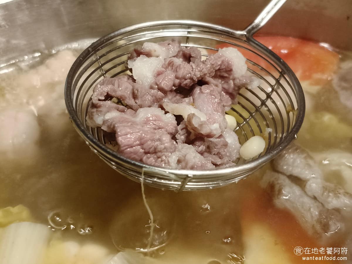 宣牛溫體牛肉火鍋光復店 宣牛溫體牛肉火鍋光復店菜單 宣牛溫體牛肉火鍋光復店推薦 大安區美食 因為是溫體牛，所以在煮的時候要切記，簡單燙一下就可以拿起來了，牛肉也要帶有一點點的紅色，千萬不要完全煮到都是灰色。 @在地老饕阿府