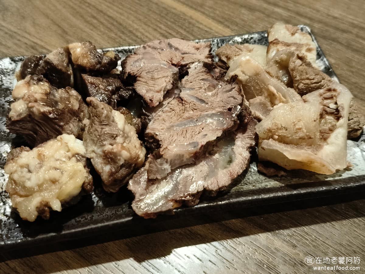 宣牛溫體牛肉火鍋光復店 宣牛溫體牛肉火鍋光復店菜單 宣牛溫體牛肉火鍋光復店推薦 大安區美食 燉肉三兄弟 內容是鳳尾筋、嘴邊肉、骨邊肉，這三種都是熟食，可以直接吃，或再涮一下加熱，口感偏Q彈，味道跟湯底一樣走清淡路線，單吃比較沒味道，建議沾醬。 @在地老饕阿府