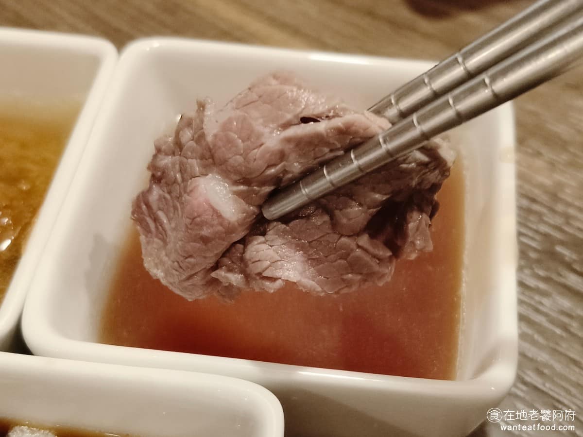 宣牛溫體牛肉火鍋光復店 宣牛溫體牛肉火鍋光復店菜單 宣牛溫體牛肉火鍋光復店推薦 大安區美食 如果煮到都是灰色的話，吃起來就會變得很硬，但如果不煮很久，還是覺得肉質比預期的硬了一點，肉片也切得還蠻厚的。 @在地老饕阿府