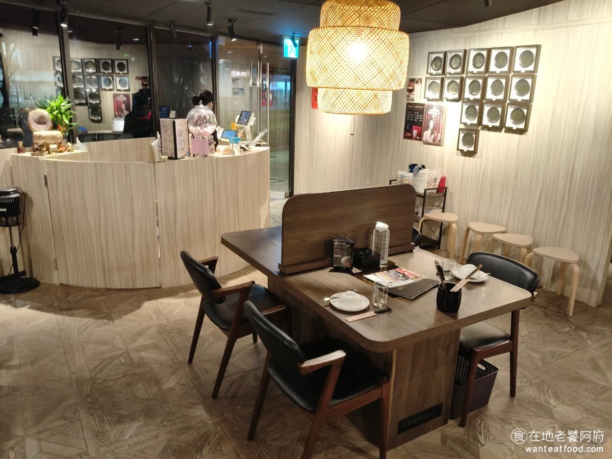 宣牛溫體牛肉火鍋光復店 宣牛溫體牛肉火鍋光復店菜單 宣牛溫體牛肉火鍋光復店推薦 大安區美食 一般座位不算多，用餐時間如果剛好客滿，有機會跟不認識的人併桌，不過位子本身空間都不小，坐起來不會太擠，店家也有貼心準備置物籃，方便客人放包包和外套。 @在地老饕阿府