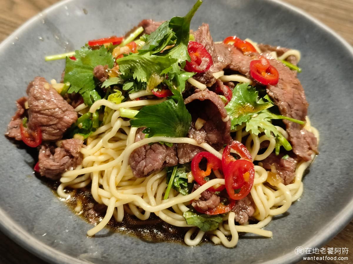 宣牛溫體牛肉火鍋光復店 宣牛溫體牛肉火鍋光復店菜單 宣牛溫體牛肉火鍋光復店推薦 大安區美食 香菜辣牛肉拌麵 麵條本身有嚼勁，拌上用台南醬油膏調的醬汁，味道偏微甜，有點像是香菜，以及辣椒口味的涼麵。 @在地老饕阿府