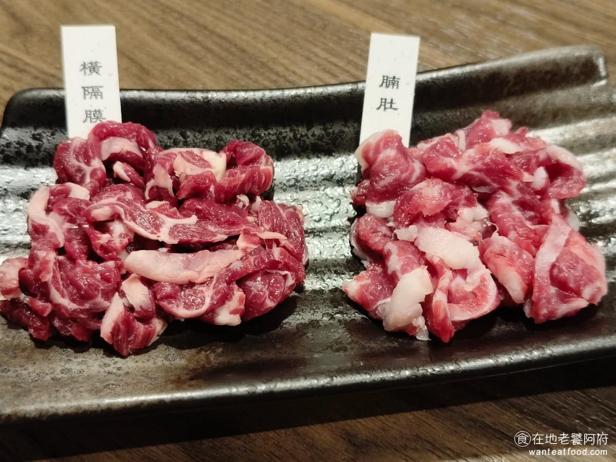 宣牛溫體牛肉火鍋光復店 宣牛溫體牛肉火鍋光復店菜單 宣牛溫體牛肉火鍋光復店推薦 大安區美食 因為牛肉的部位都是隨機的，所以點上選牛排，店家也無法保證會是什麼部位，通常只能確定肉質會是最軟的。 @在地老饕阿府
