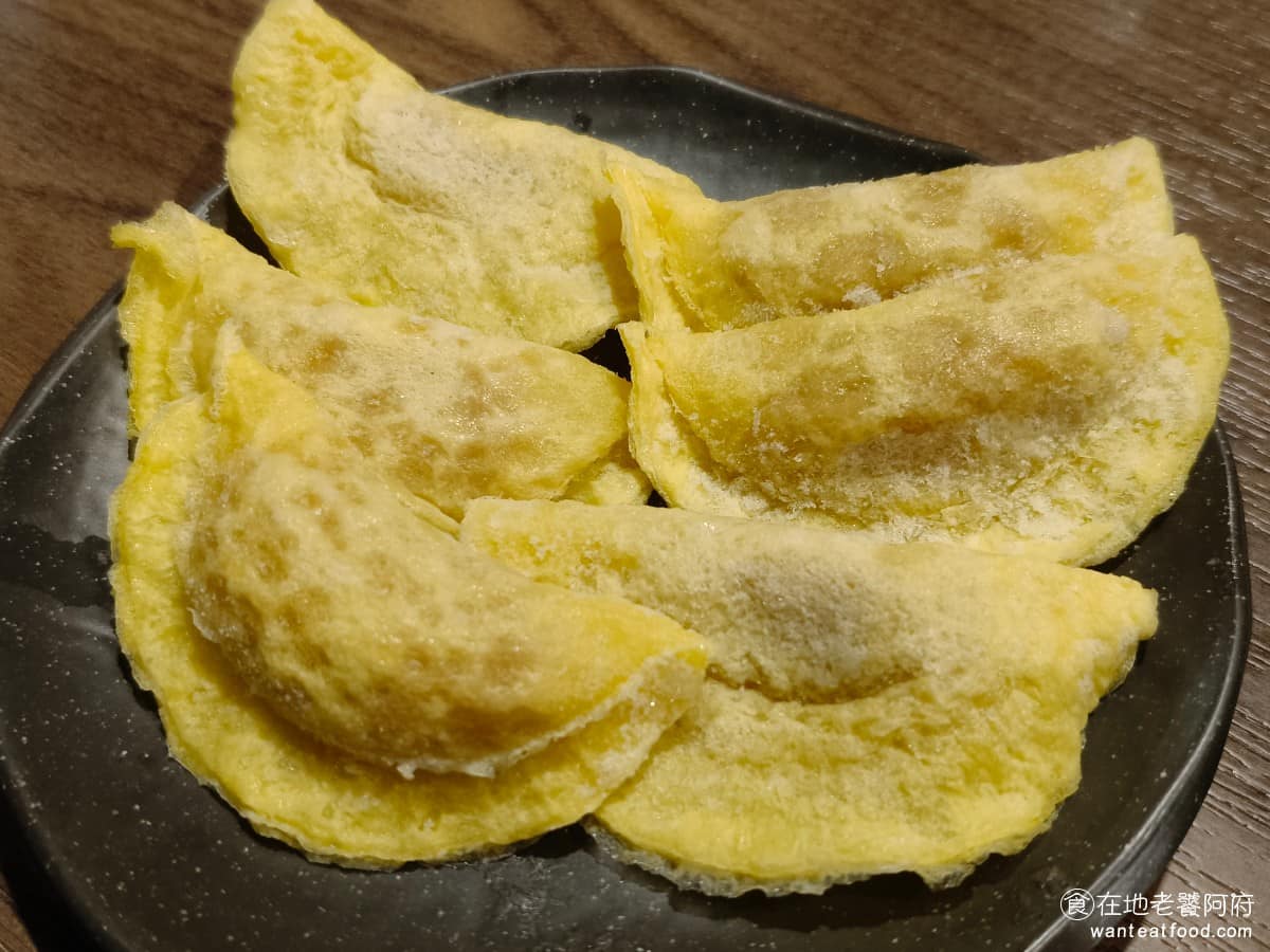 宣牛溫體牛肉火鍋光復店 宣牛溫體牛肉火鍋光復店菜單 宣牛溫體牛肉火鍋光復店推薦 大安區美食 蛋餃 外皮吃到蛋香味，裡面的豬肉餡調味得非常入味，是所有火鍋料之中，我們覺得最推薦的。 @在地老饕阿府