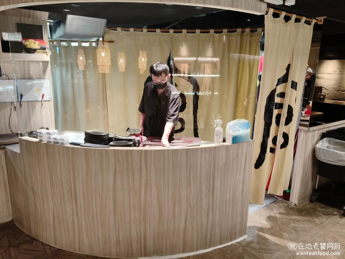 宣牛溫體牛肉火鍋光復店 宣牛溫體牛肉火鍋光復店菜單 宣牛溫體牛肉火鍋光復店推薦 大安區美食 要留意的是，《宣牛溫體牛肉火鍋光復店》平日跟假日的溫體牛肉來源不同。平日用的是台南直送的溫體牛，因為要搭高鐵北上，所以下午三點半才開始營業。週末用的是金門溫體牛，搭飛機到台灣，所以中午就開。 @在地老饕阿府