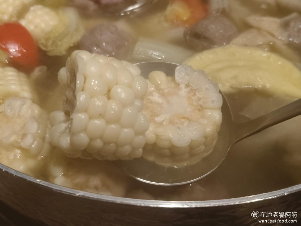 宣牛溫體牛肉火鍋光復店 宣牛溫體牛肉火鍋光復店菜單 宣牛溫體牛肉火鍋光復店推薦 大安區美食 水果玉米 吃起來超級甜，而且也很清脆，也會給整個湯頭增加甜味，推薦可以點一份。 @在地老饕阿府
