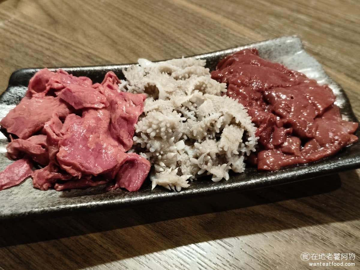 宣牛溫體牛肉火鍋光復店 宣牛溫體牛肉火鍋光復店菜單 宣牛溫體牛肉火鍋光復店推薦 大安區美食 綜合牛雜 包含牛肝、牛百頁、牛心，涮熟就能吃，內臟類的口感跟味道比較特別，不是每個人都能接受。 @在地老饕阿府
