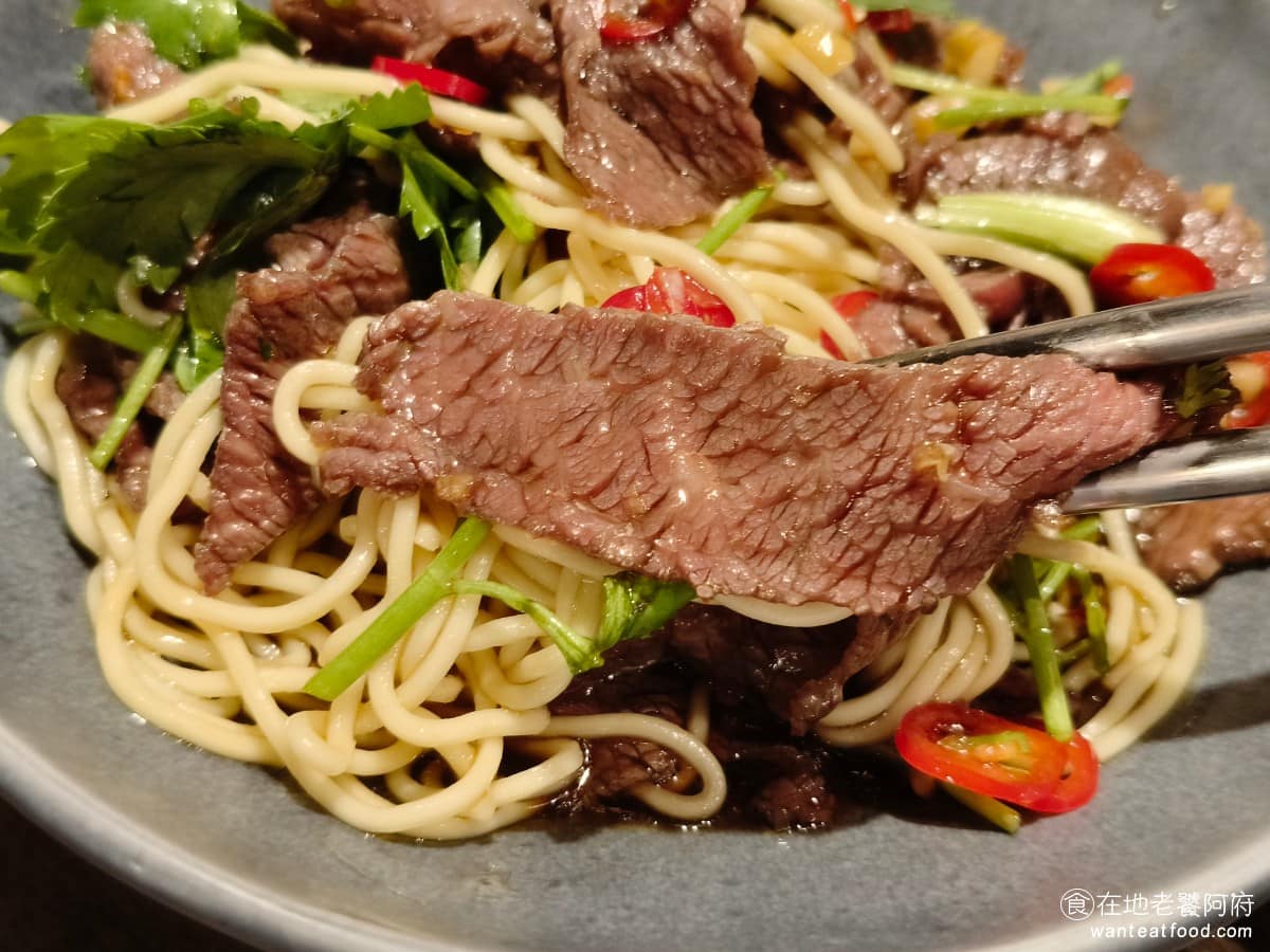 宣牛溫體牛肉火鍋光復店 宣牛溫體牛肉火鍋光復店菜單 宣牛溫體牛肉火鍋光復店推薦 大安區美食 我們第一次在復興店吃的時候，這個麵超級好吃，但這次在光復店，味道完全不一樣，沒有之前那樣的醬油味，反而辣味變得超級重，辣到有點吃不下去。 @在地老饕阿府