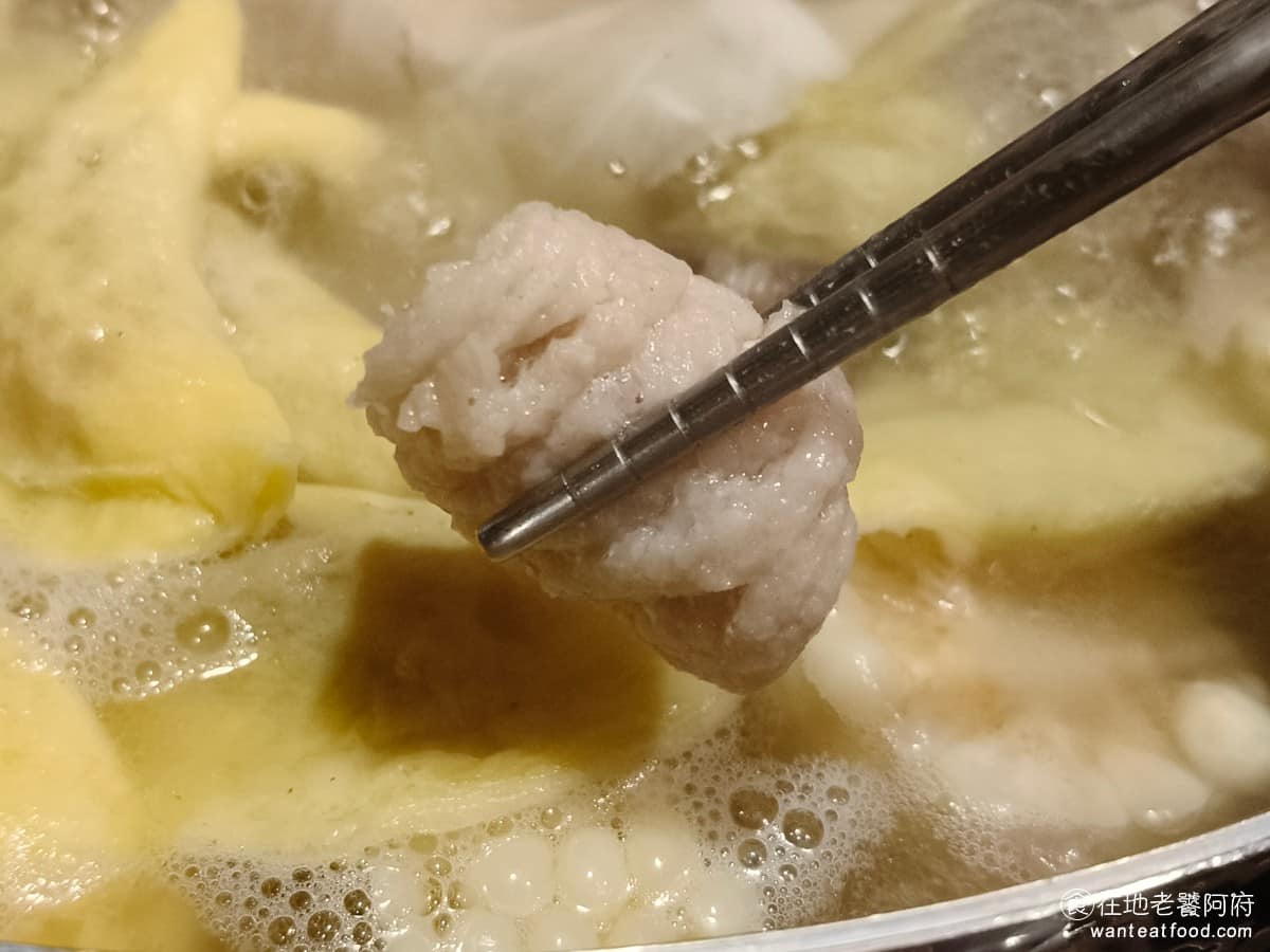 宣牛溫體牛肉火鍋光復店 宣牛溫體牛肉火鍋光復店菜單 宣牛溫體牛肉火鍋光復店推薦 大安區美食 魚冊 這是台南特有的火鍋配料，吃起來味道很像魚餃，但因為外皮有皺摺，所以口感會比較有嚼勁，魚味也更重。 @在地老饕阿府