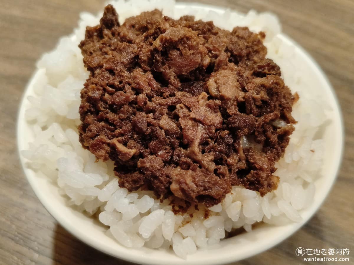 宣牛溫體牛肉火鍋光復店 宣牛溫體牛肉火鍋光復店菜單 宣牛溫體牛肉火鍋光復店推薦 大安區美食 牛肉燥飯 白飯加 19 元升級，肉燥用的是瘦絞肉，味道偏乾香，跟一般豬肉燥飯口感不同，只不過牛肉非常的柴，口感很不好。 @在地老饕阿府