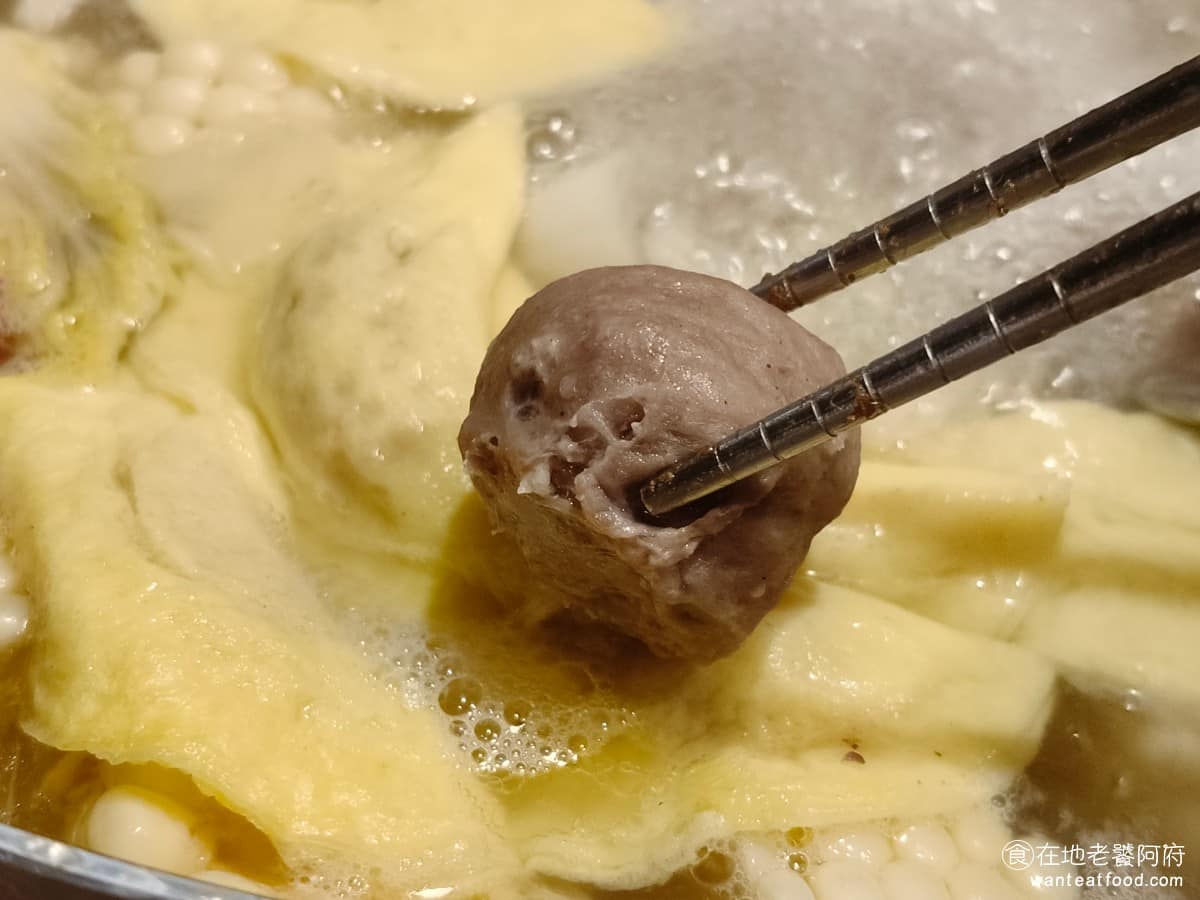 宣牛溫體牛肉火鍋光復店 宣牛溫體牛肉火鍋光復店菜單 宣牛溫體牛肉火鍋光復店推薦 大安區美食 手工牛肉丸 吃得出來不是冷凍成品的口感，咬下去會有湯汁，肉味明顯，還不錯吃。 @在地老饕阿府