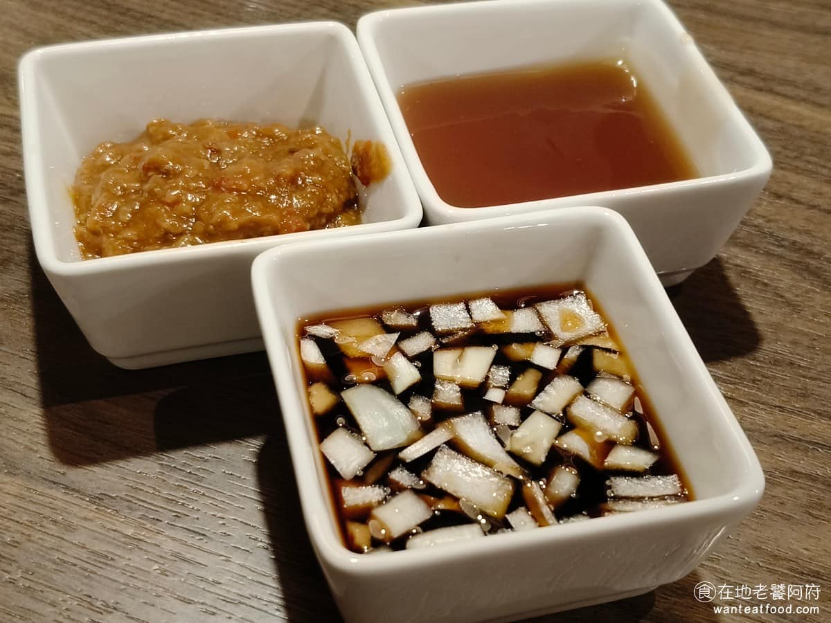 宣牛溫體牛肉火鍋光復店 宣牛溫體牛肉火鍋光復店菜單 宣牛溫體牛肉火鍋光復店推薦 大安區美食 《宣牛溫體牛肉火鍋 光復店》的醬料味道都蠻鹹的，而且也特別甜，不管是醬油，還是台南醬油膏，都必須要加點湯來稀釋，其中的豆瓣醬則是鹹到吃不下去。 @在地老饕阿府
