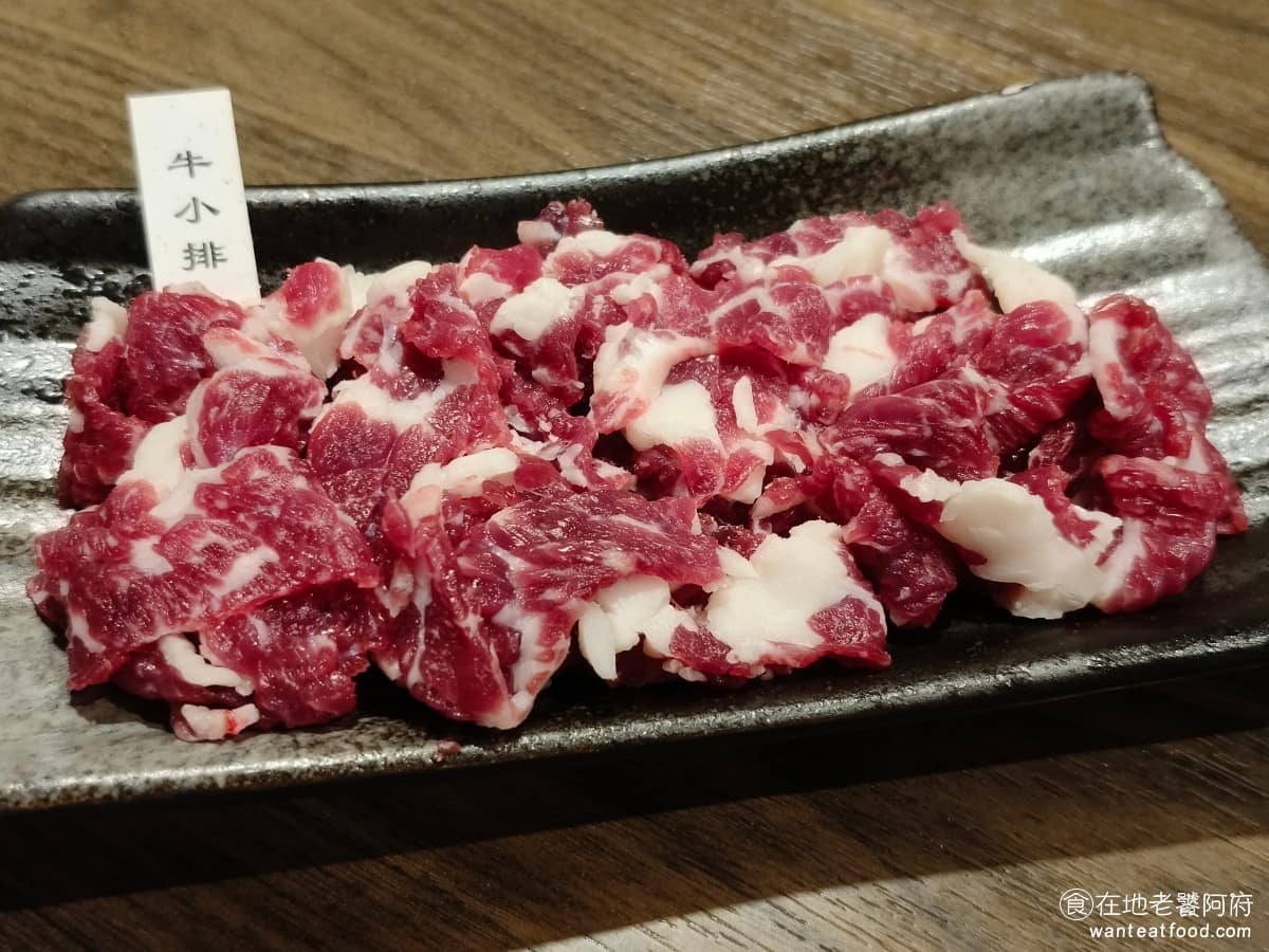 宣牛溫體牛肉火鍋光復店 宣牛溫體牛肉火鍋光復店菜單 宣牛溫體牛肉火鍋光復店推薦 大安區美食 溫體赤身牛肉盤 油脂較少肉質偏緊實，涮個三到五秒，就可以吃口感軟嫩，肉味清楚。 @在地老饕阿府
