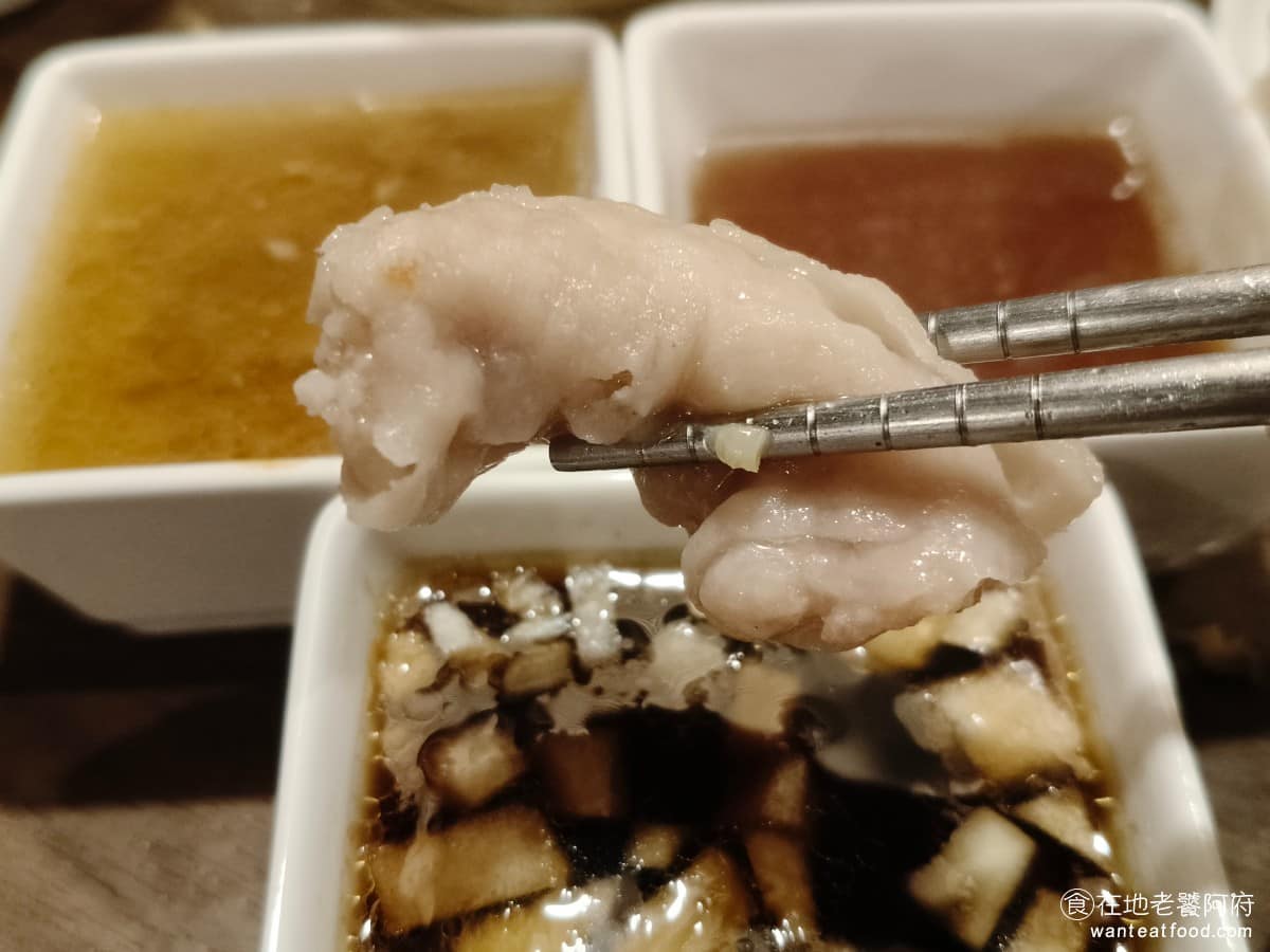 宣牛溫體牛肉火鍋光復店 宣牛溫體牛肉火鍋光復店菜單 宣牛溫體牛肉火鍋光復店推薦 大安區美食 魚餃 這裡的魚餃味道也很不錯，我發現這裡的火鍋料都有挑選過，雖然價格較貴，但每一樣都不錯吃。 @在地老饕阿府