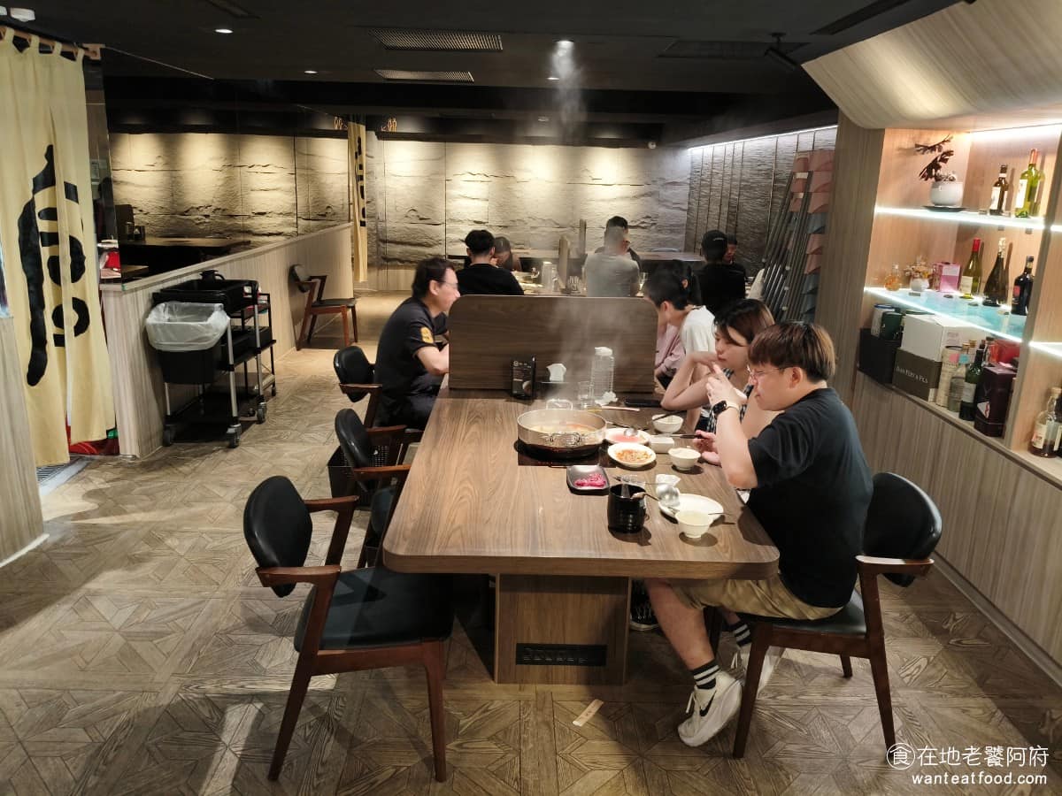 宣牛溫體牛肉火鍋光復店 宣牛溫體牛肉火鍋光復店菜單 宣牛溫體牛肉火鍋光復店推薦 大安區美食 《宣牛溫體牛肉火鍋 光復店》走的是低調偏復古的裝潢風格，用了不少木質跟食材元素，光線偏暗整體氣氛比較安靜。店內有兩間大圓桌包廂，低消是 8000 元，適合多人聚餐或家庭聚會使用。 @在地老饕阿府