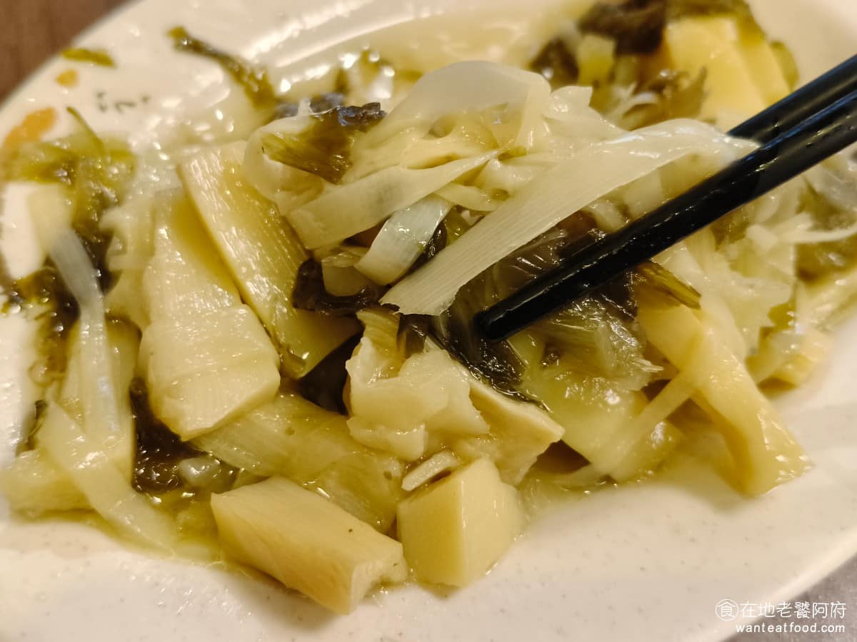 朱家嘉義雞肉飯 朱家嘉義雞肉飯菜單 朱家嘉義雞肉飯推薦 大同區美食 大同美食 北門美食 台灣小吃 因為滷肉飯已經很油了，搭配的筍絲滷也是油膩的，所以這兩個餐點，吃起來就不太順口。 @在地老饕阿府
